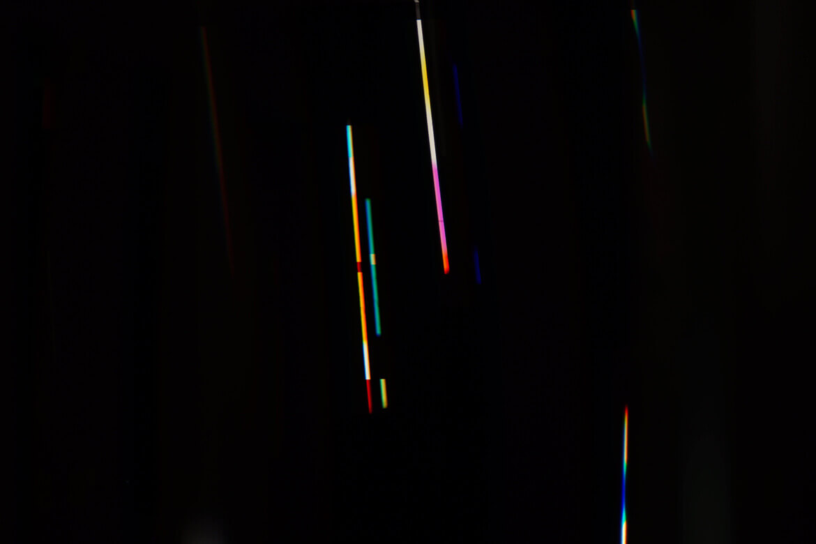 Blick durch ein Prisma aus der Licht-Installation