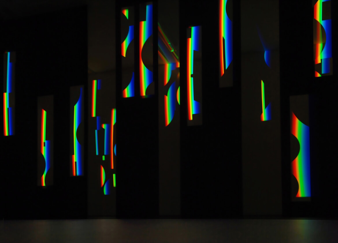 Foto der prismatischen Farben, die auf Schablonen geworfen werden