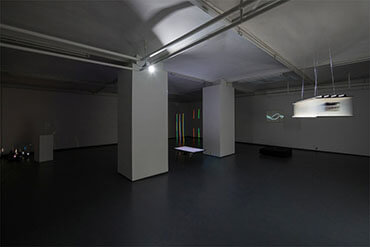 Ausstellungsraum mit der Installation, die prismatisches Licht einsetzt