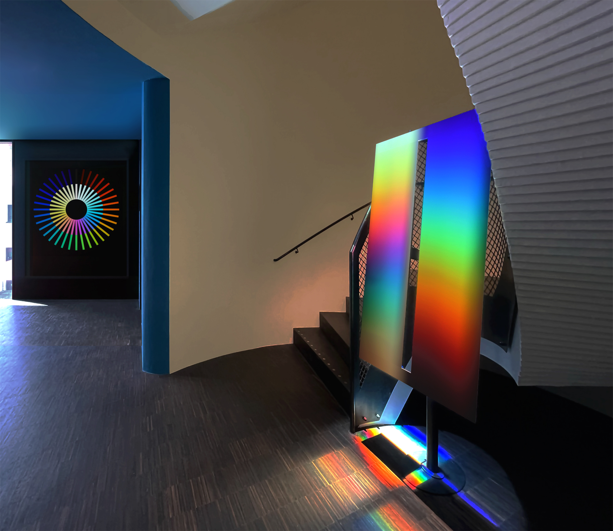Farbkreis und Lichtinstlattion mit spektralem Licht im Museum