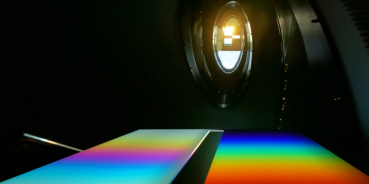 Lichtinstallation Sonnenspektrum und Prisma